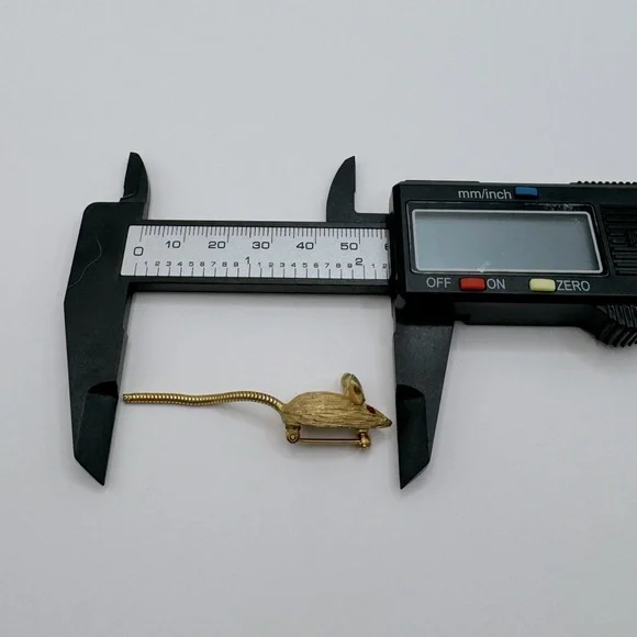 VINTAGE Gold Tone & Crystal Mouse Pin - Picture 8 of 9